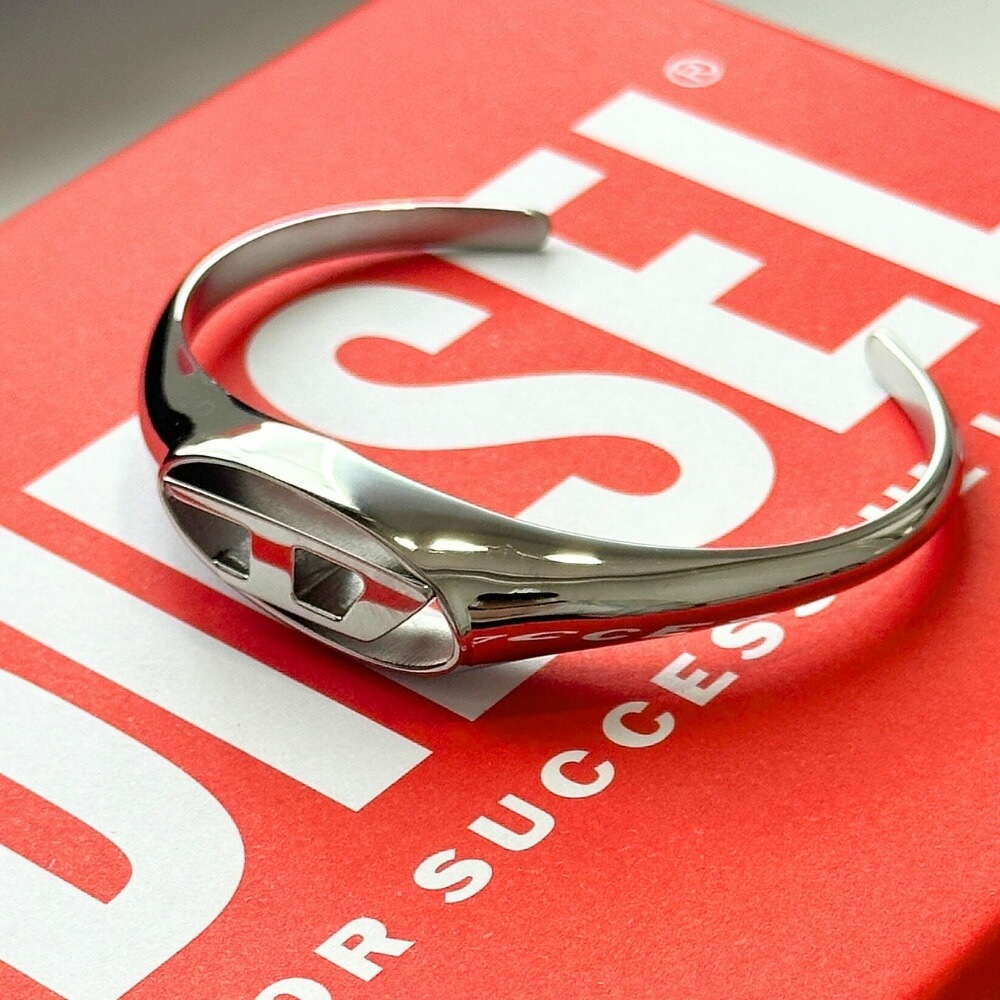 DIESEL ディーゼル バングル ブレスレット メンズ ステンレス おしゃれ かっこいい 大人 シルバー ロゴカットアウト カフブレスレット ブランド アクセサリー ギフト DX1589040 クリ