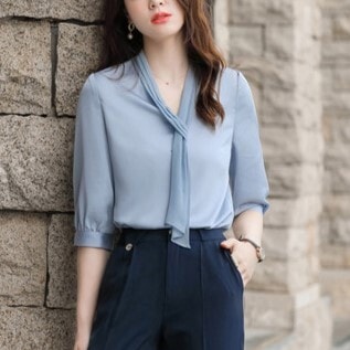 スカーフ襟ブラウス レディース トップス ブラウス 袖あり 5分袖 五分袖 パフスリーブ カフス Vネック 襟付き 薄手 かわいい 大人可愛い シンプル カジュアル 大人 上品 お洒落 大人女子 こな