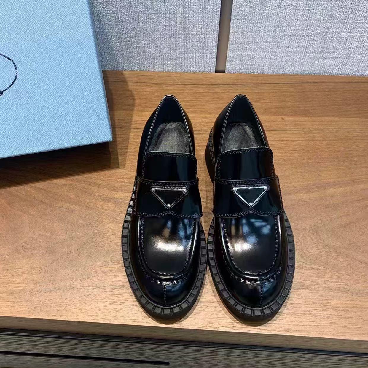 2025年春の女性のための厚いソースの本革のトライアングルロゴローファー新しいスタイルワンレッグイギリススタイルのレトロシングルシングルシューズ