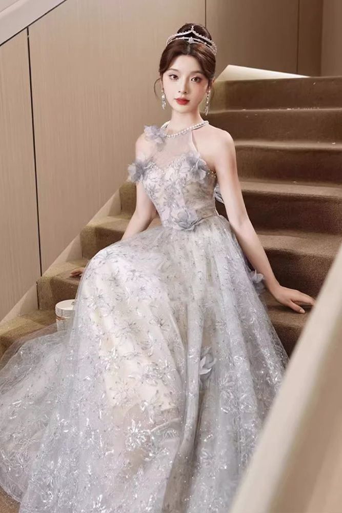 首を掛けてタキシードのスカートを飾って軽くて豪華です