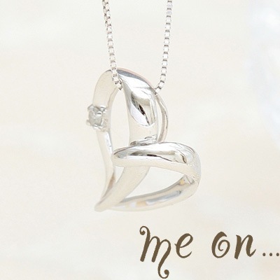 me on... しなやかで柔らかく 躍動的 10金 K10 ホワイトゴールドオープンハート天然ダイヤモンド 0.01ct ネックレス