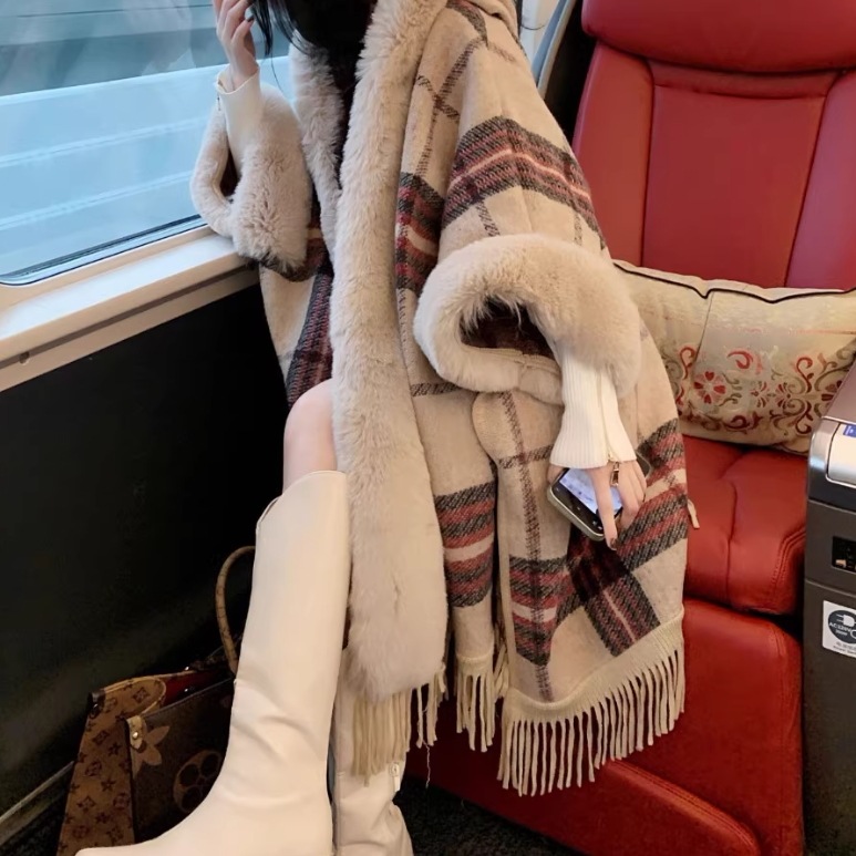 ケープコート レディース パーカー コート アウター 上着 ファー 羽織 前開き ポンチョ ショール フード ワイド もこもこ ふわふわ ふっくら 厚手 フリンジ かわいい 大人可愛い きれいめ