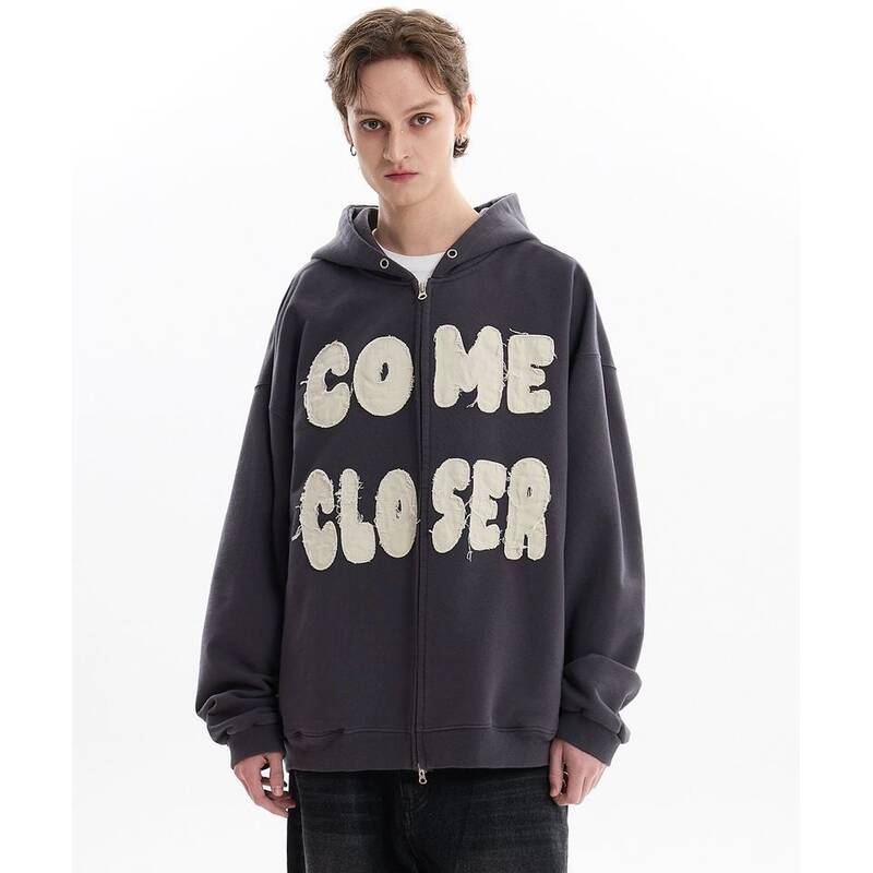 HOODHOOD COME CLOSER アップリケ付きフード付きジップアップ チャコール HDBF01JK13CC 398555