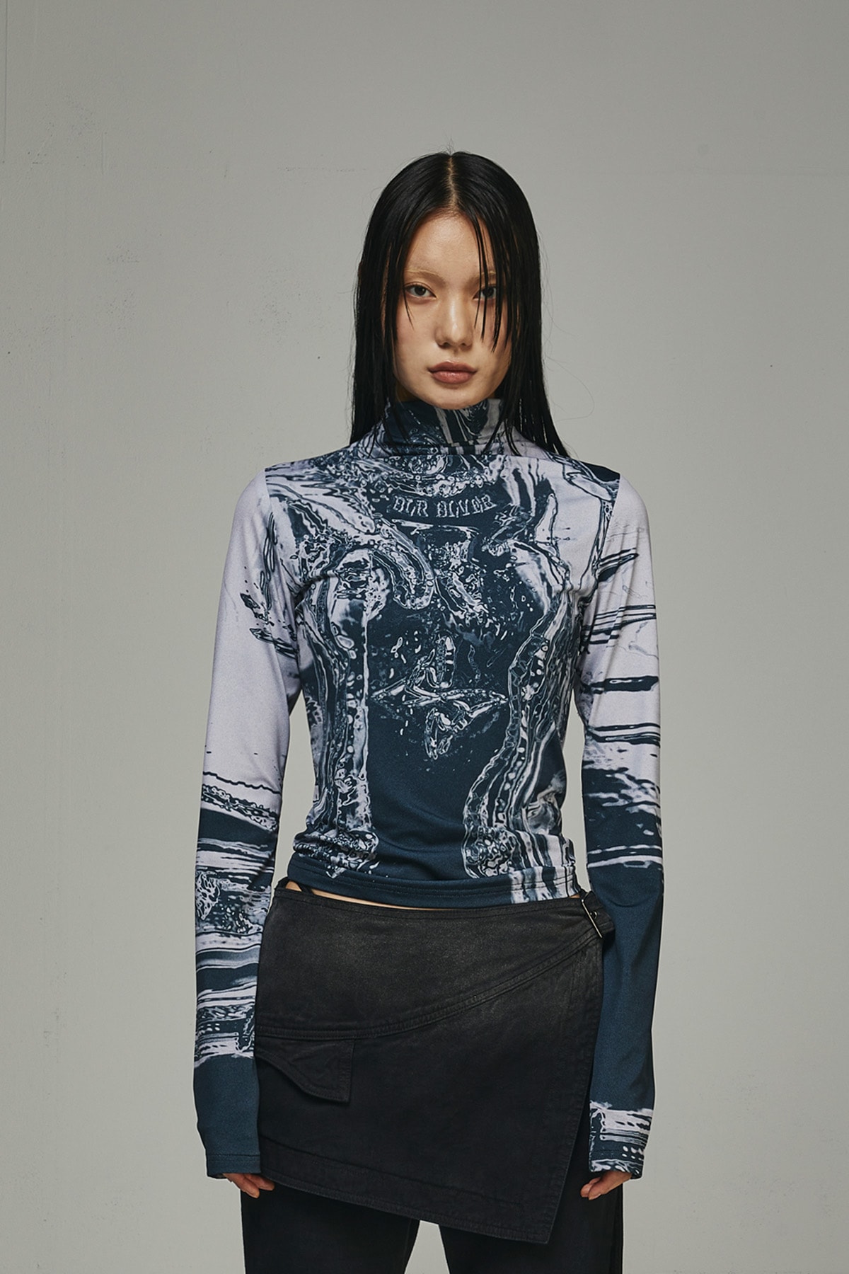 【BLR】 BLR PRINTED HIGH-NECK TOP