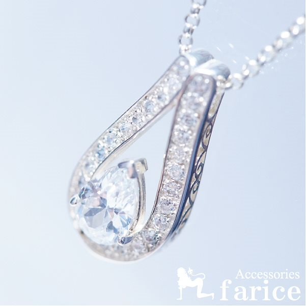 ティアドロップカットキュービックジルコニアの華やかなサイドラインストーン＆透かし彫りシルバーペンダントトップ (レディ－ス)