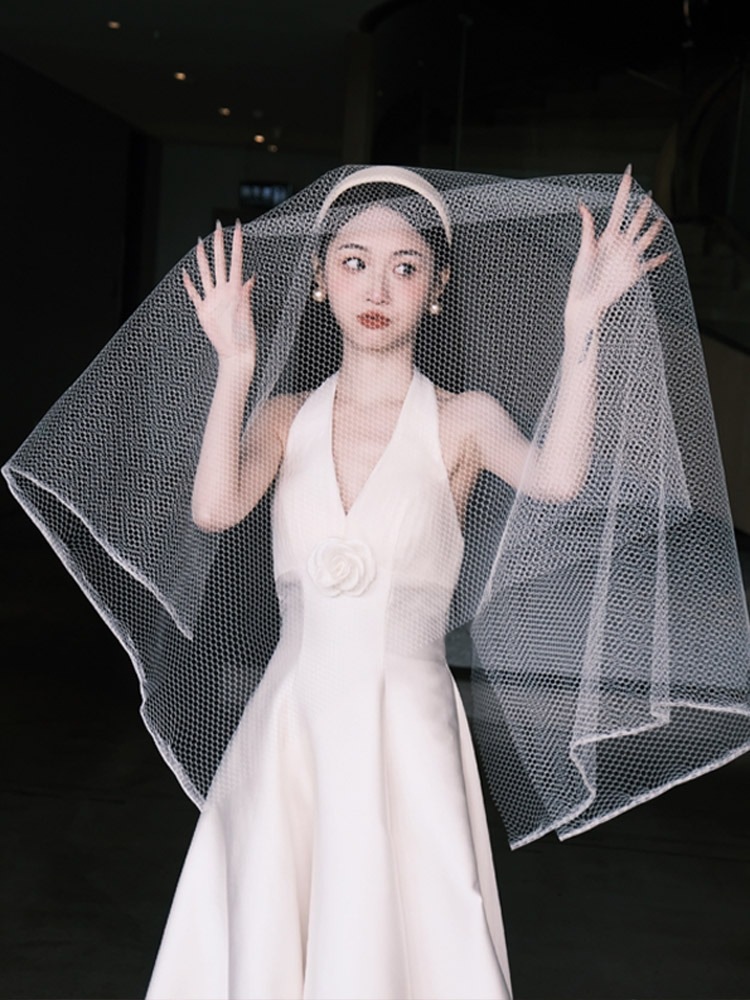フランスの誕生日の小さいドレスの春の新商品の気質のお姉さんの小さい香風の正式な場の白い首の軽いウェディングドレス 6,636円