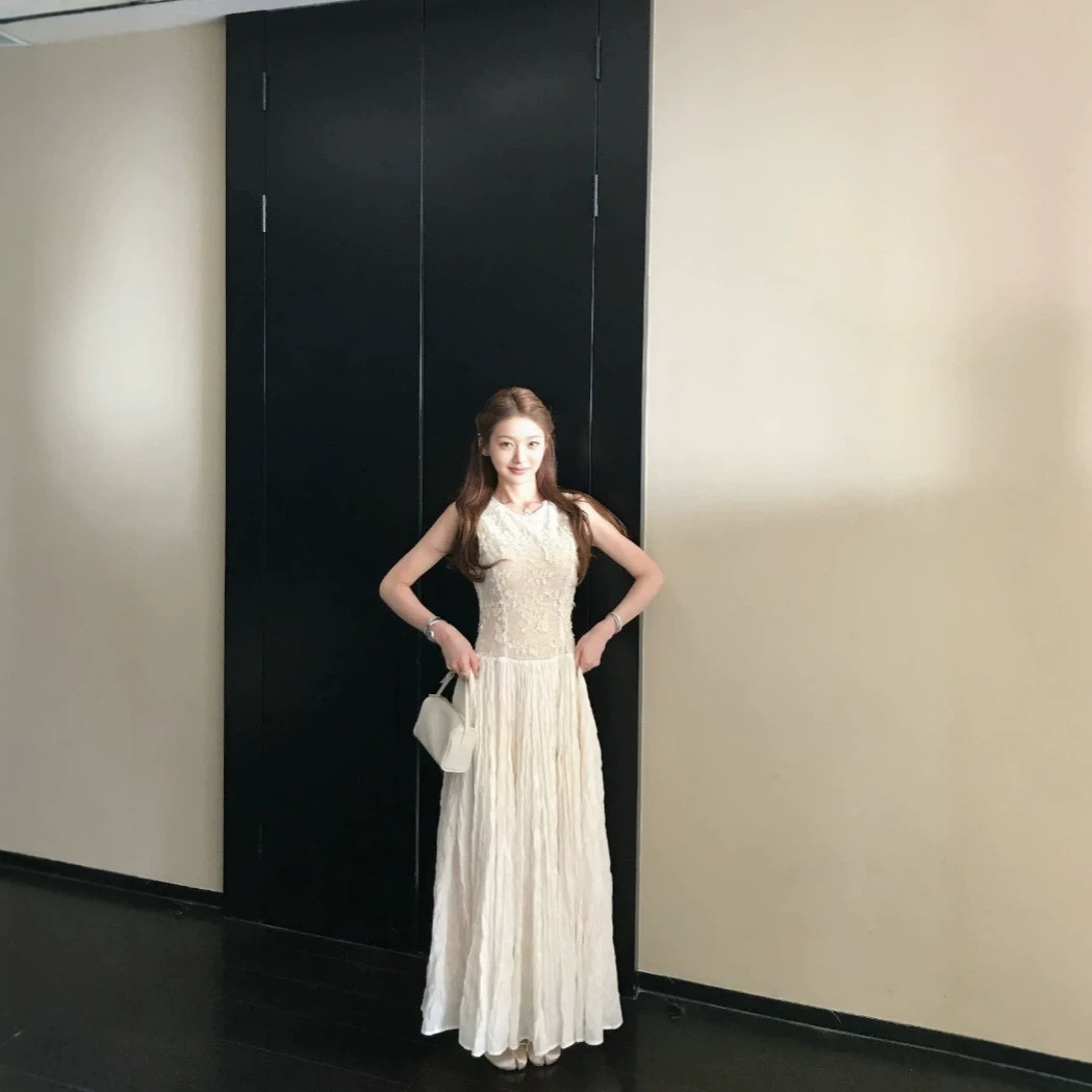 発表会ドレス 二次会 パーティードレス 花嫁 結婚式 月光白バラの立体刺繍レースドレス女性用微光沢スプライシング水紋シワ加工ワンピース