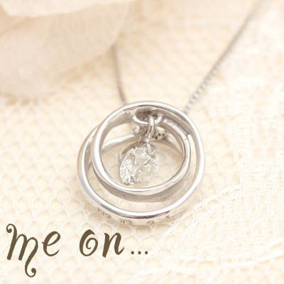 me on... 一粒天然ダイヤモンドとサークル上のペンダントが美しい 10金 K10 ホワイトゴールドサークルモチーフ天然ダイヤモンド 0.1ct ネックレス