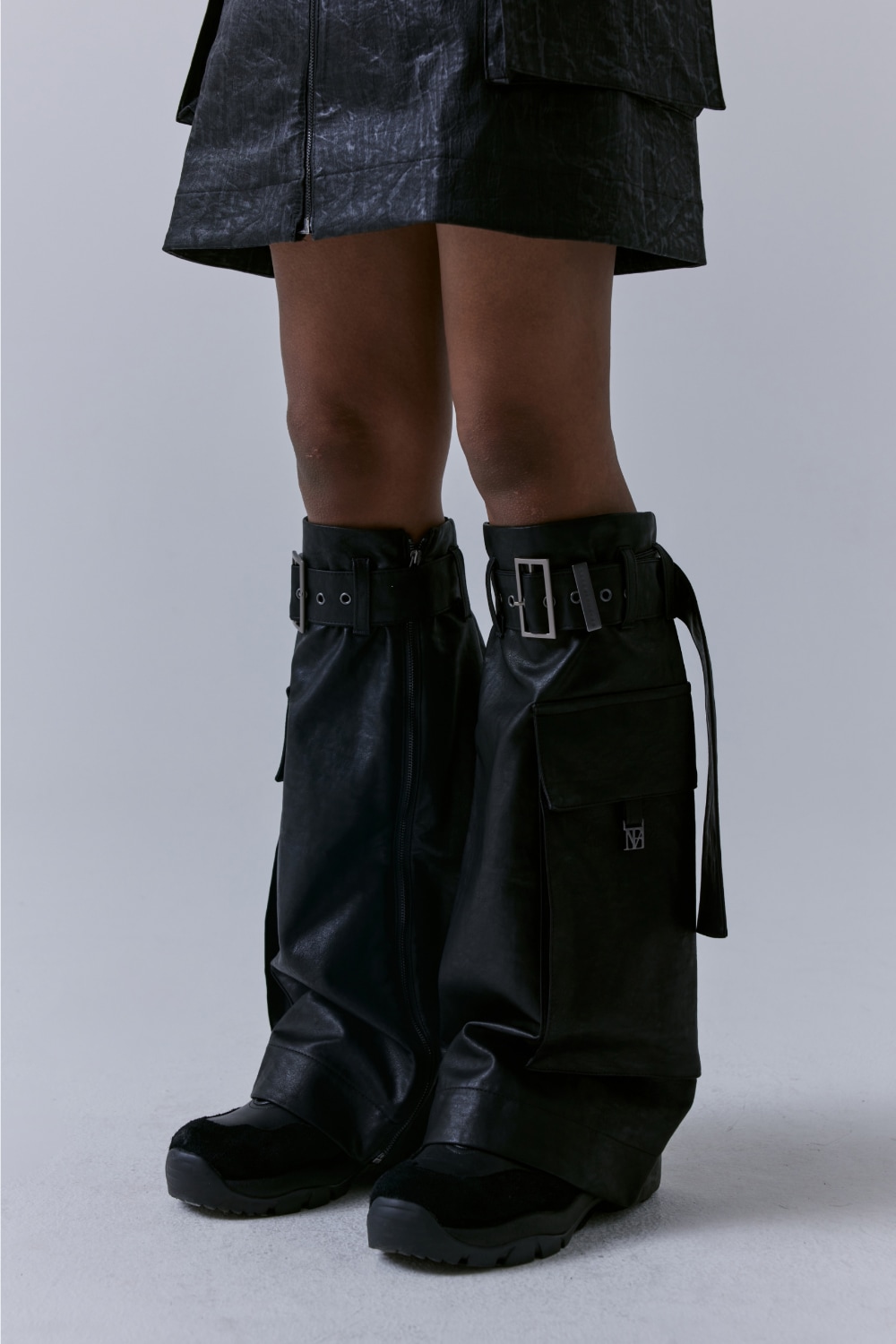 【TREEMINGBIRD】 2-WAY LEATHER CARGO SKIRT WARMER : BLACK