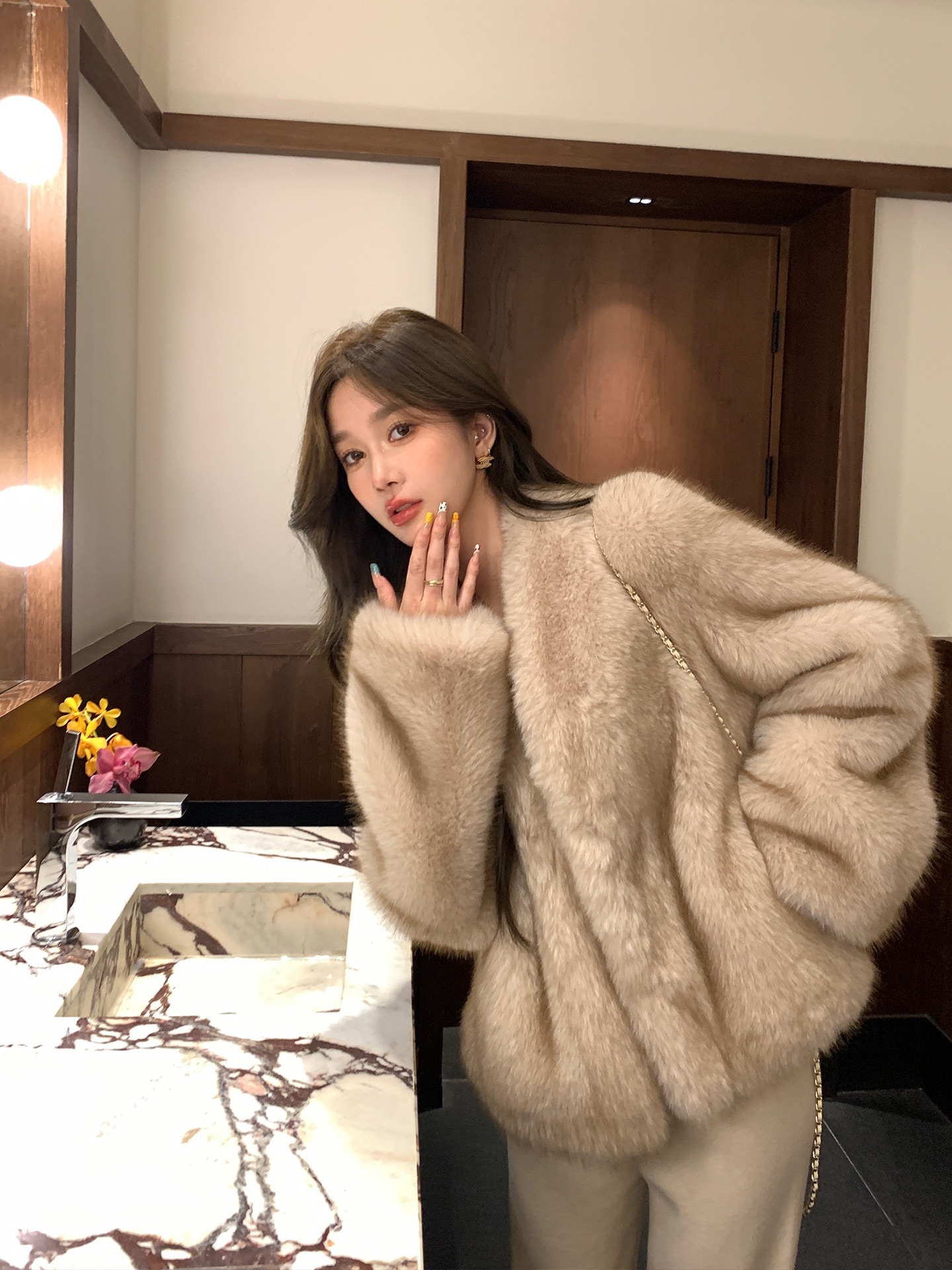 新しいモデルはキツネの毛のコートの女性の若いタイプの環境保護の毛の毛皮のコートの短いタイプをまねます