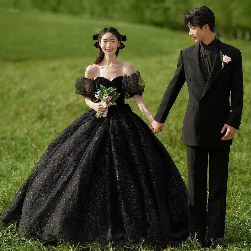 フォトスタジオのテーマの衣類外観芝生写真旅行写真ドレスブカラフルなガーゼテールレトロブラックウェディングドレス