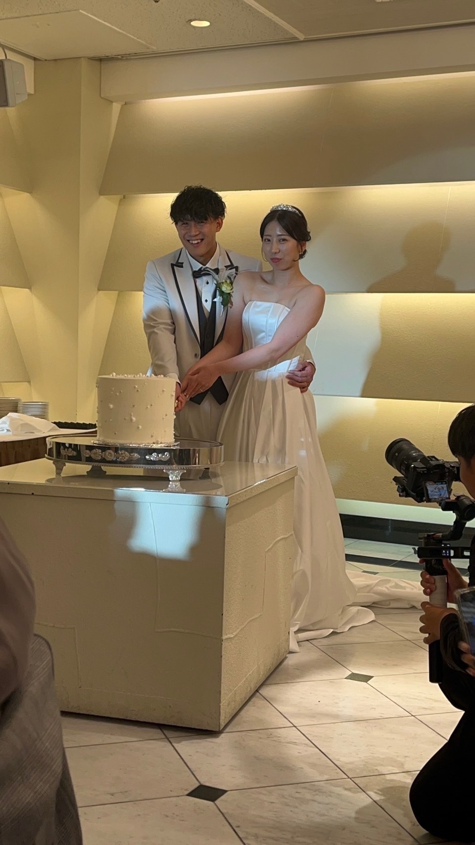 実例写真！ウエディングドレス オフホワイト ボーン 光沢サテン 編み上げ 華やかなトレーン 結婚式