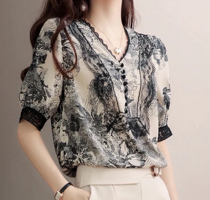 レディース トップス シャツ ブラウス プルオーバー 5分袖 Vネック 襟なし ノーカラー レース ボタン 薄手 きれいめ 上品 おしゃれ こなれ感 クール モード系 都会的 セクシー 総柄 会議