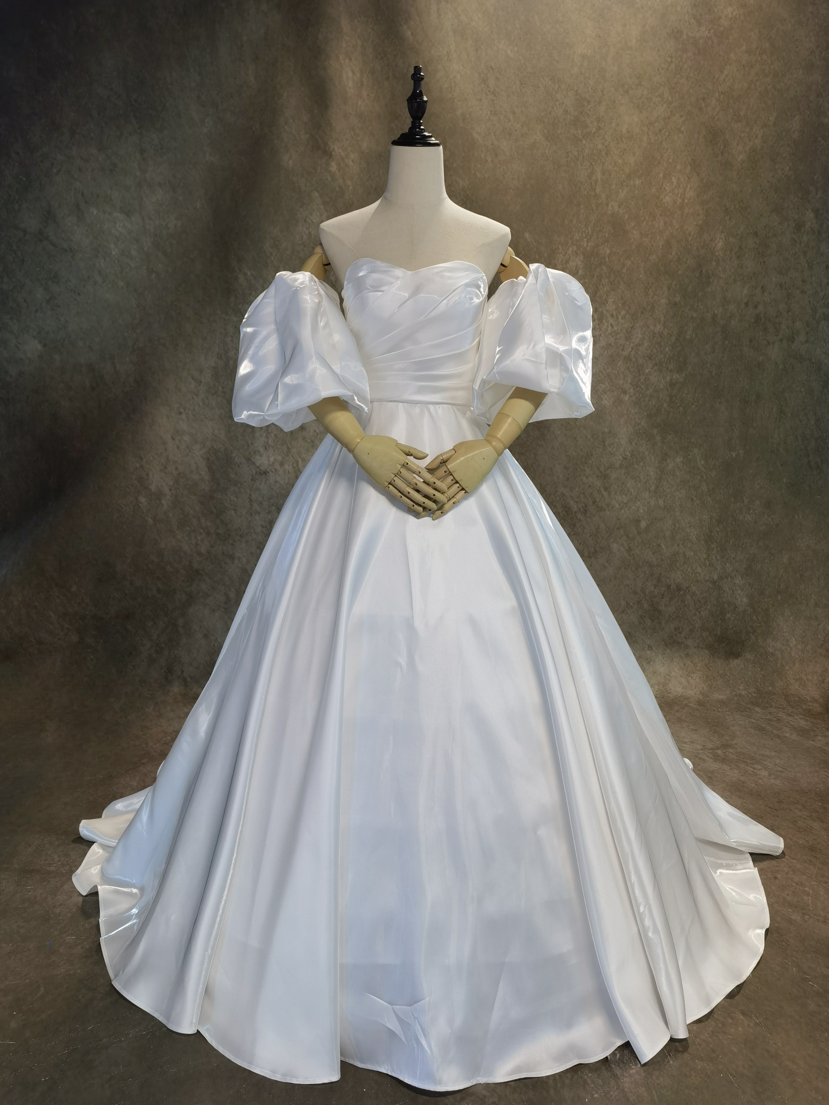 2ways 光沢サテンウエディングドレス 　取り外しパフスリーブ　トレーン　編み上げ　ベアトップ