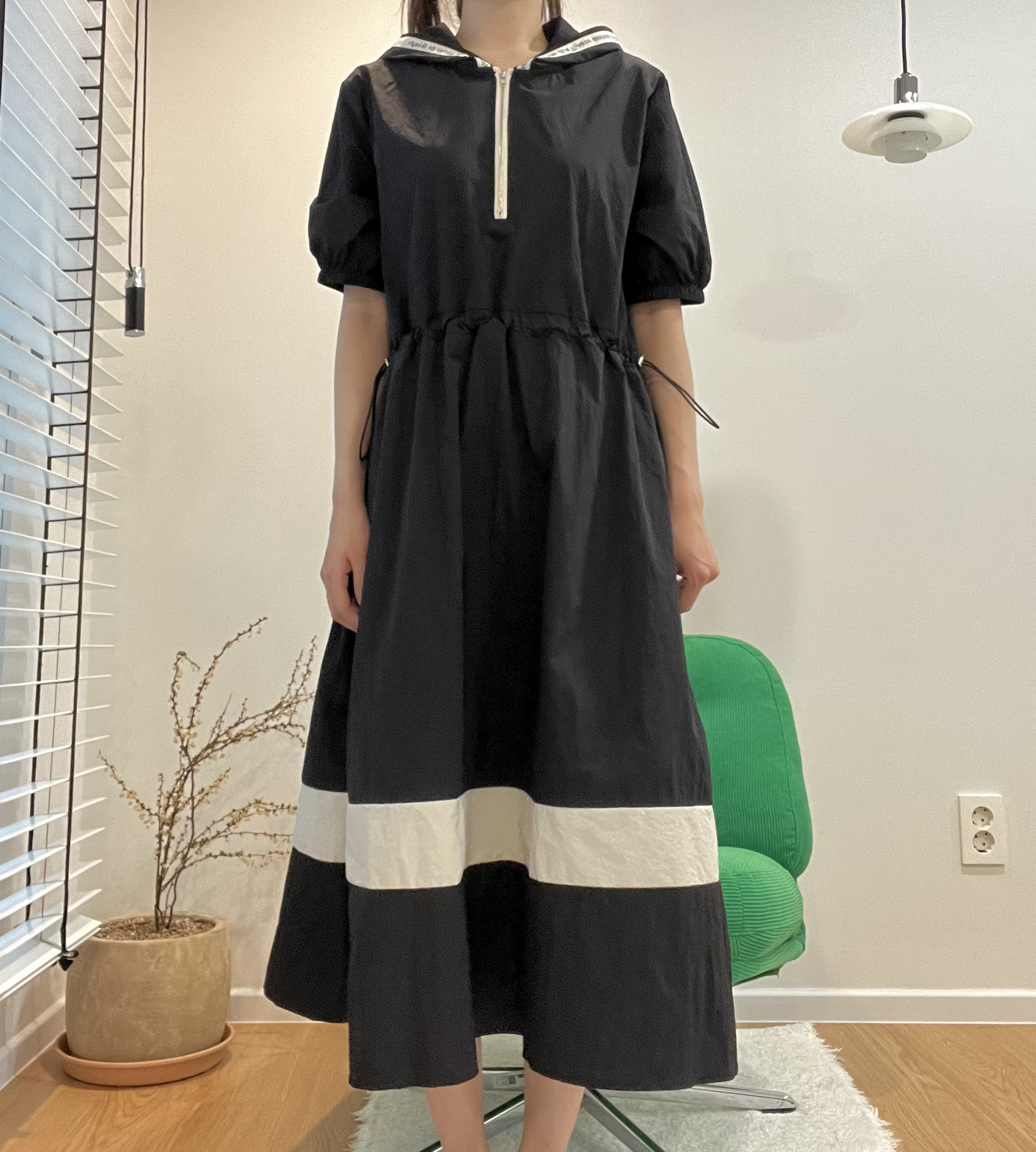 ストライプ柄のディテールが特徴のフード付きロングワンピース（2色展開）