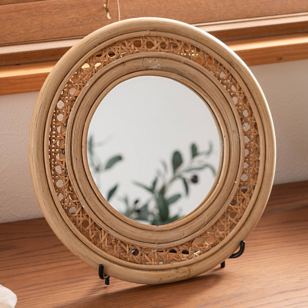 ウォールミラー ラタン スタンド付 27x24cm ミラー 壁掛け 卓上 鏡 かがみ 丸ミラー ラタンミラー インテリアミラー 壁 リビング オブジェ 飾る 玄関 壁掛けミラー 北欧 4,842円