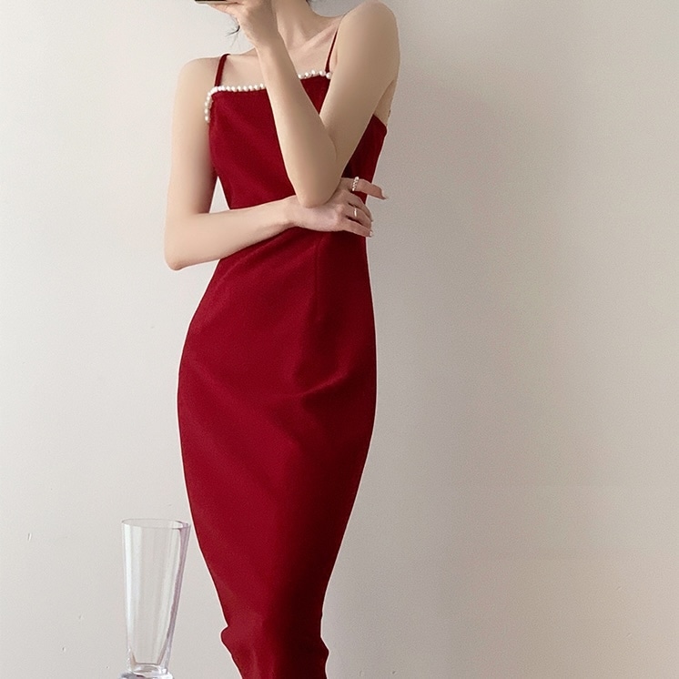 パールビジュー付 レッドドレス レディース ワンピース ドレス 膝下 袖なし ノースリーブ スクエアネック タイト スリム Iライン フェミニン 大人可愛い きれいめ おしゃれ エレガント 都会的