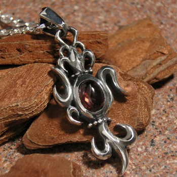 銀の蔵限定デザイン 送料無料 アラベスク 唐草アシメガーネットネックレス 1月誕生石 天然石