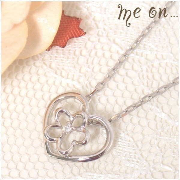 me on... K10ホワイトゴールド 10金 オープンハートに重なる花モチーフダイヤモンドネックレス お届けまで２３週間程度ハートの中に咲いた一輪の花
