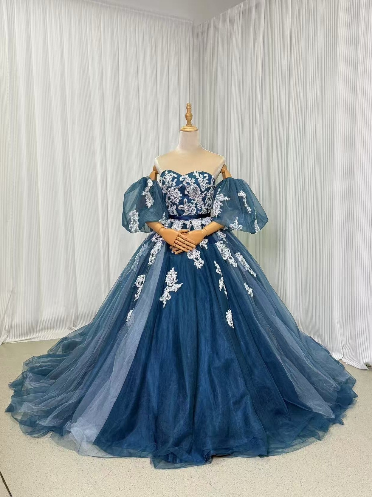 豪華！カラードレス ジュエルブルー ベアトップ パフスリーブ キラキラ光る刺繍 優雅なシルエット 編み上げ 前撮り