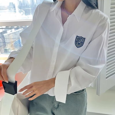 カレッジ風シャツ ワンポイント トップス Tシャツ シャツ ブラウス 白シャツ ショート丈 袖あり 長袖 Vネック 襟付き ストレート Iライン 前開き かわいい カレッジ風シャツ ワンポイント トップス Tシャツ シャツ