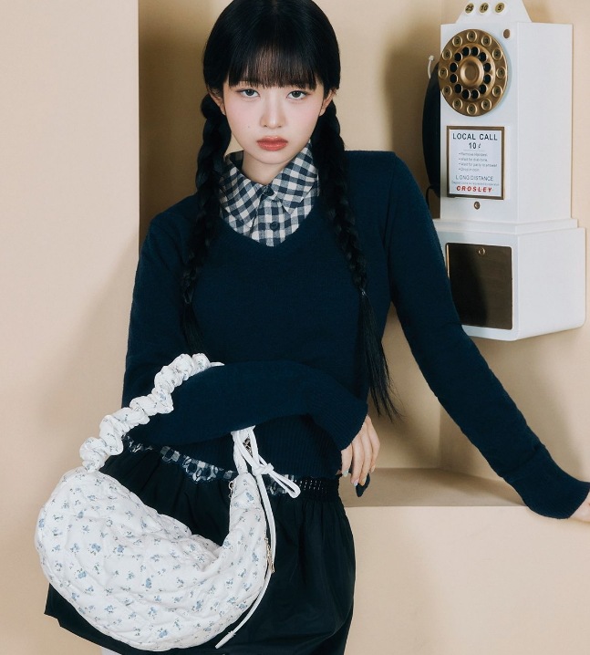 IVE レイ着用 Flower Cozy ショルダーバッグ (2 col)