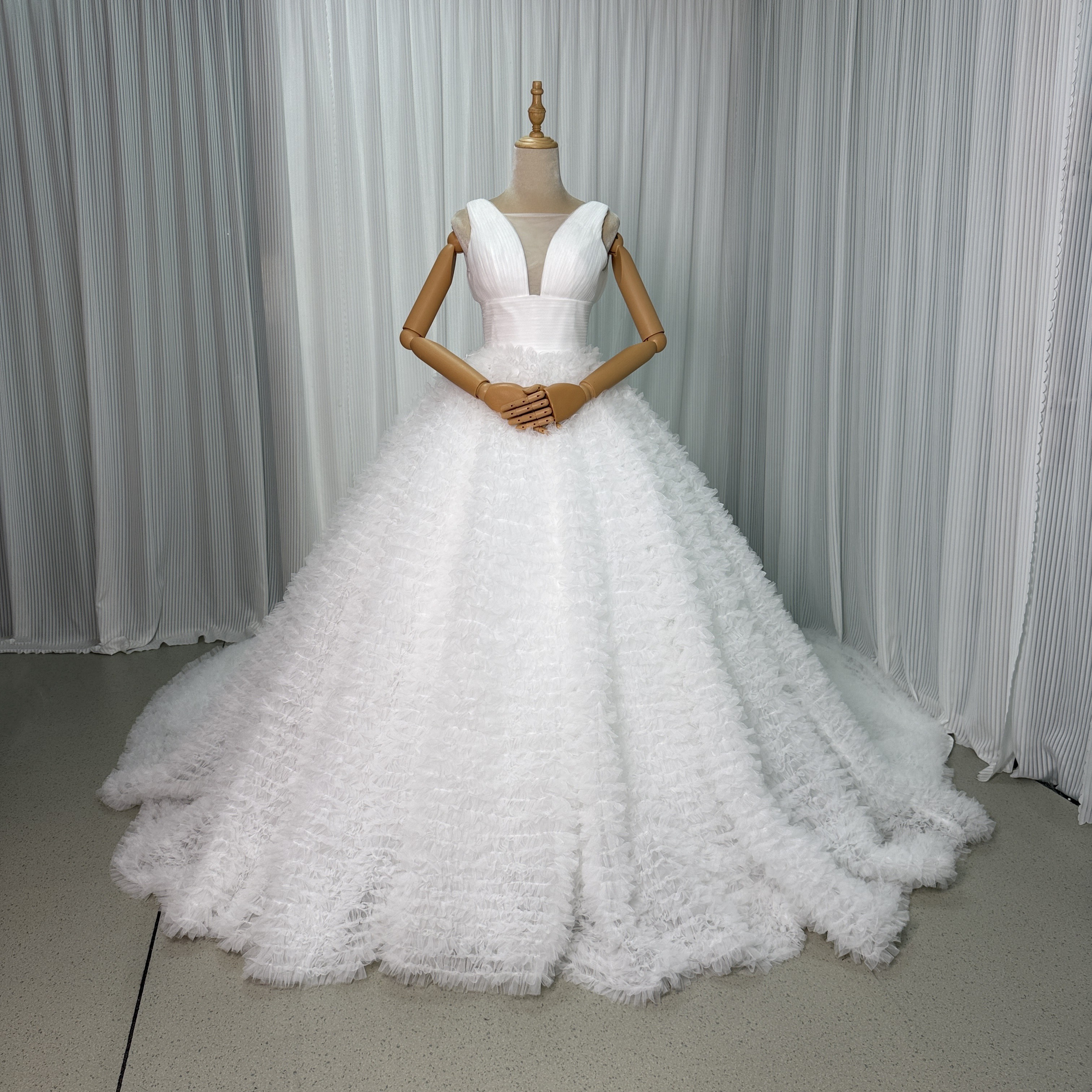 豪華！ウェディングドレス プリンセスライン 編み上げ もこもこドレス 華やかなトレーン 結婚式