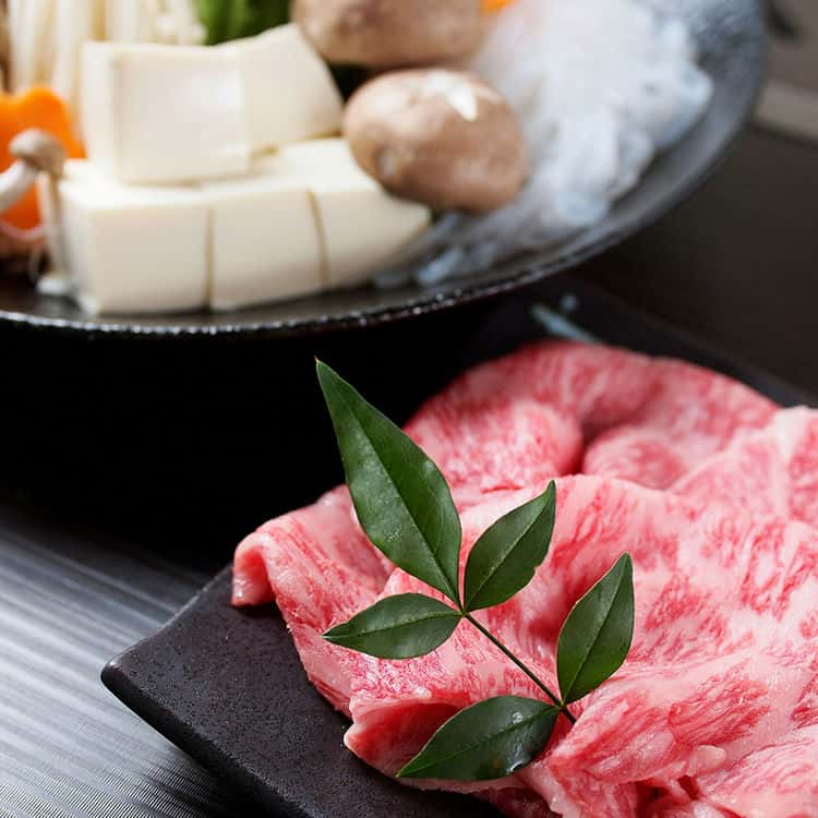 滋賀 「徳志満」 近江牛ロースすき焼しゃぶしゃぶ用 1kg (ロース) 離島は配送不可 2400008 お歳暮 お中元 お土産 ご進物 ギフト 贈り物に最適