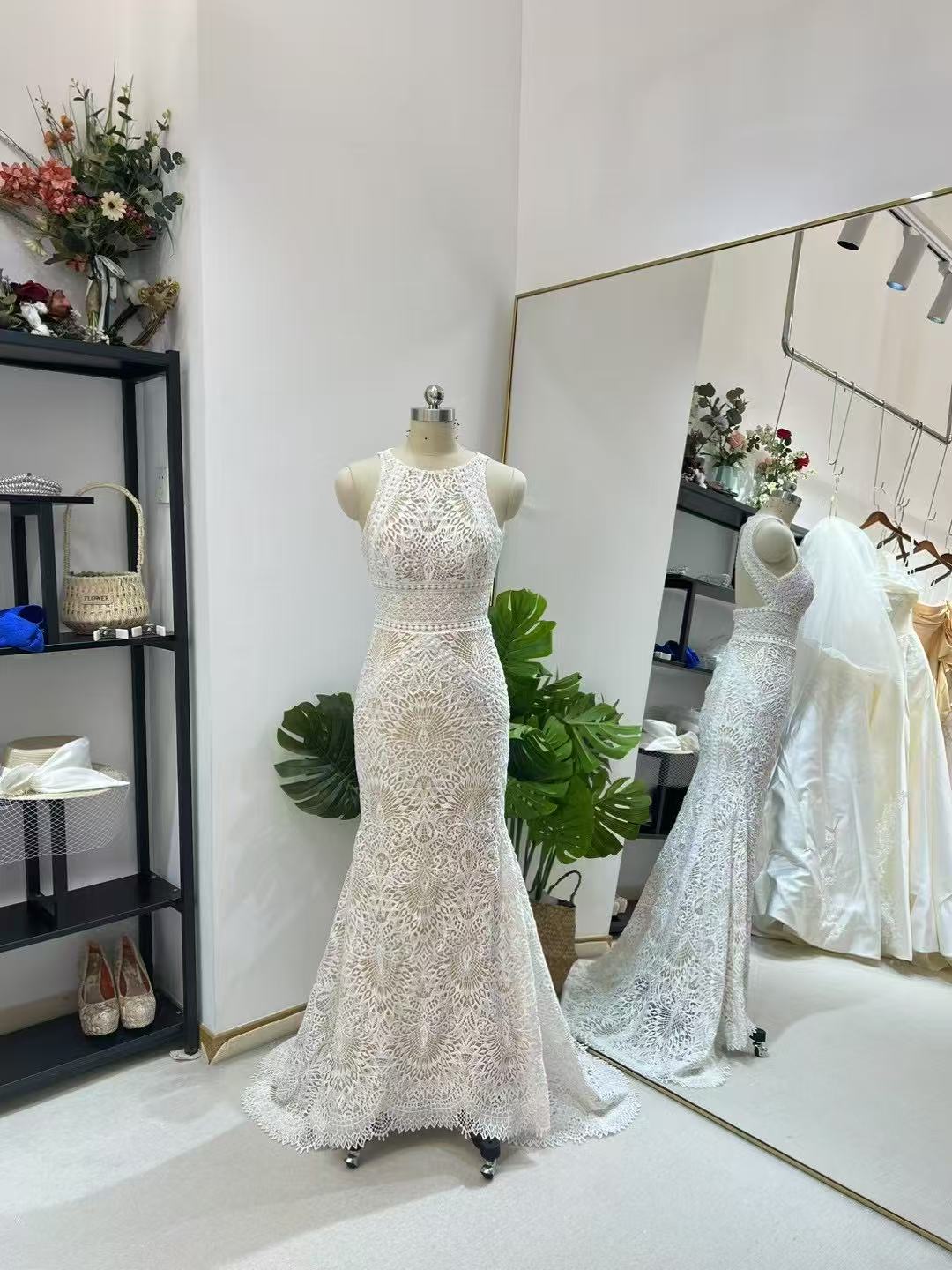 フランス風 ウェディングドレス ノースリーブ 背中見せ マーメイドライン 大人っぽい 贅沢な総レース 結婚式