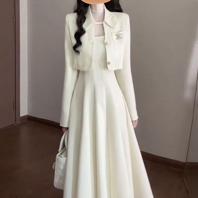 フレンチスタイルのエレガントなシャネル風ツーピーススーツ春と秋にぴったりですウエストはフィットしホルターネックのワンピースと合わせたデザインです