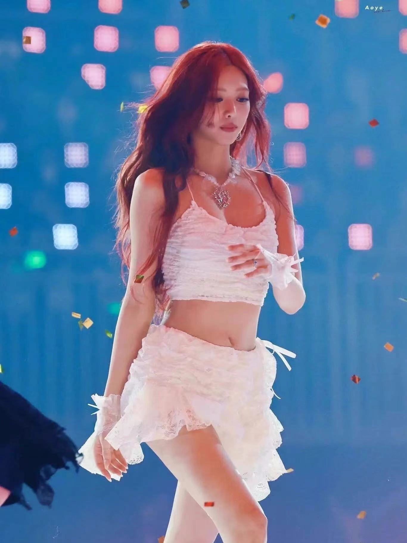 シェン・ユナとitzyの白いレースのサスペンダーステージ衣装ジャズダンススーツ 5,450円