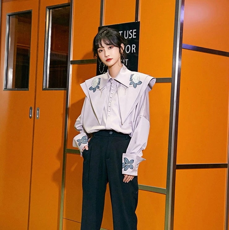 バラ刺繡ブラウス トップス ブラウス 袖あり 長袖 襟付き 刺繍 前開き かわいい 大人可愛い シンプル カジュアル おしゃれ お洒落 レトロ 大人可愛い 大人女子 こなれ感 ラブリー キュート