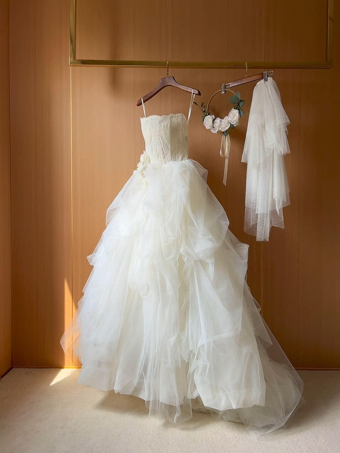 クラシカル ウェディングドレス ラッフルフリル ベアトップ ショートベール プリンセスライン 結婚式