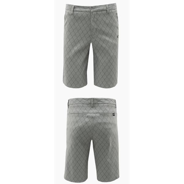 中年のゴルフ男性 快適なグレーのショートパンツ ゴルフパンツ カジュアルゴルフパンツ ゴルフ練習 男性パンツ 簡単な運動 素敵