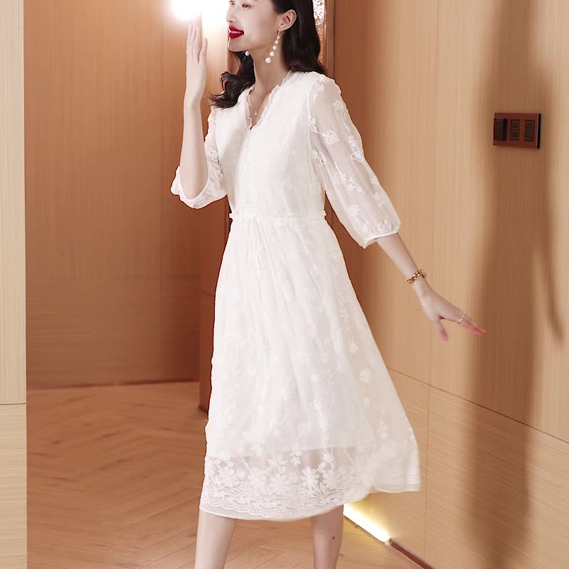 白い刺繍入りウエストラインシルクスカート春夏の新しい気質マルベリーシルクミドル丈ドレスO81