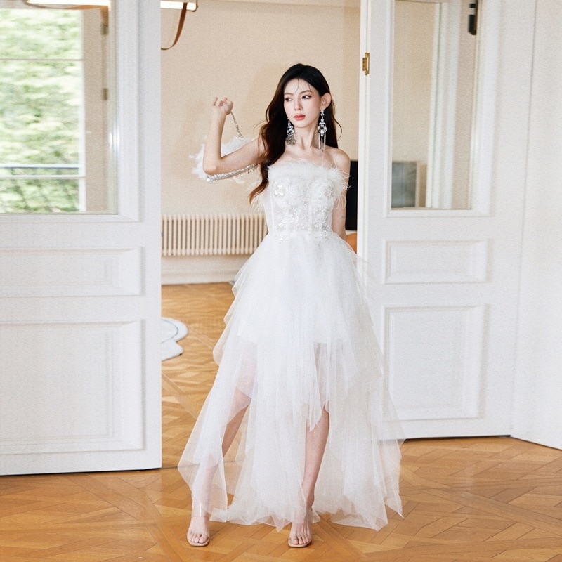 【1つ買うと10つ無料】バンケットドレス気質2025短い前面と長い誕生日プレゼントの羽毛ストラップレスドレス小さなドレス