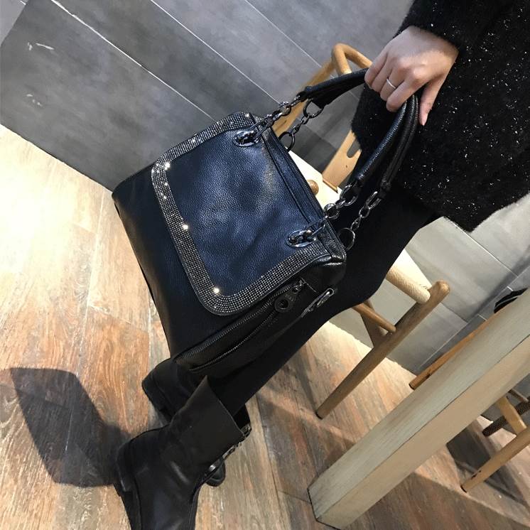 【急速出荷!】最新の製品 ハンドバッグ ショルダーバッグ 黒 かっこいい PU レザー 革 手提げ 斜めがけ バック カバン 鞄 高見え ジッパー ファスナー 横型 大容量 きれいめ 個性的 フォーマ