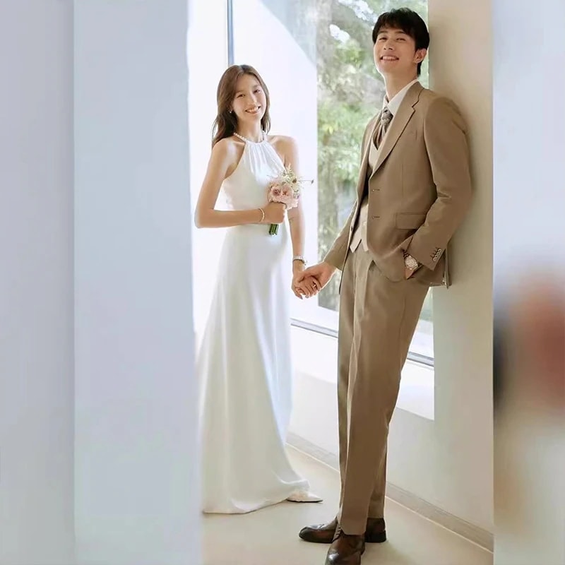 白いサテンの花嫁ウェディングドレスパールネックウェディングシンな気質旅行写真結婚式のドレス