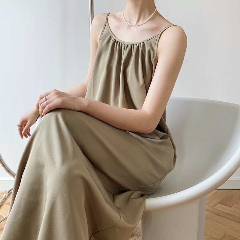 ロングワンピース 無地 ベージュ ブラック ラウンドネック キャミソール 襟元 プリーツ 大人気