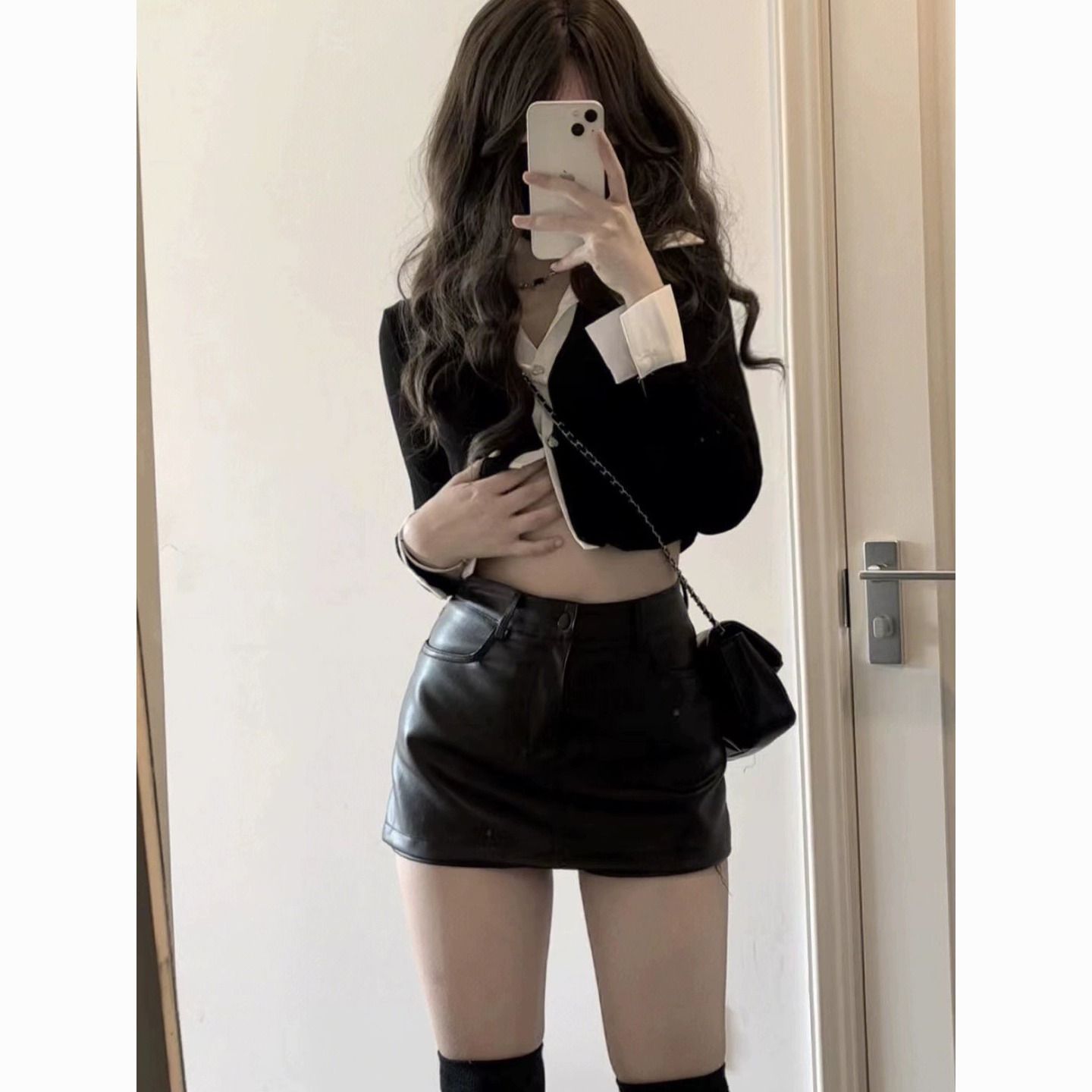 レディースプチレザースカート新しい春と秋のスタイルショートスカートハイウエストヒップハグ露出防止レザーミニスカート