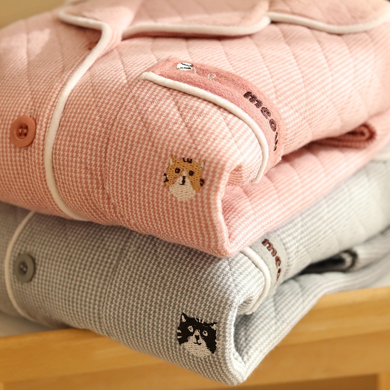 厚手で刺繍が入っており暖かくシンプルでゆったりとした秋冬用のカジュアルウェアセットですカップルにも適しておりアウターとしても着用できます