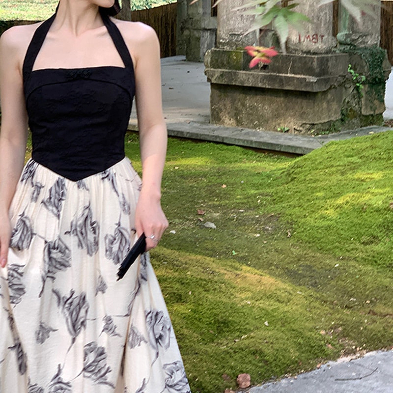 レトロな花の首のワンピースの子供夏の新しい黒の腰のデザイン感