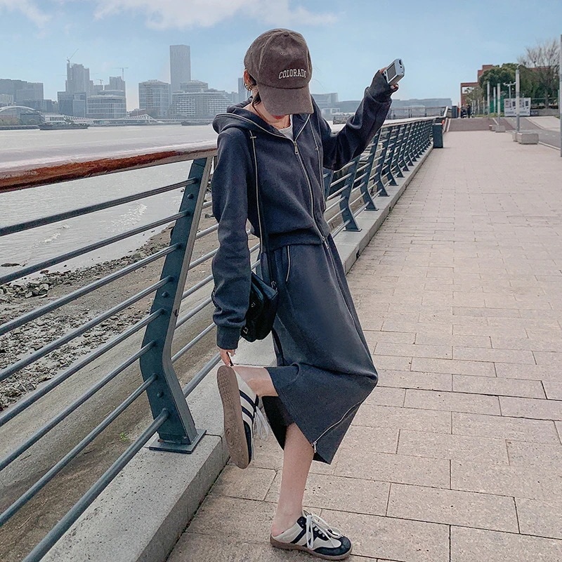 香港スタイルグレーフードセーター半身スカートサブセット女性2024新モデルバースト秋の薄いツーピースセット