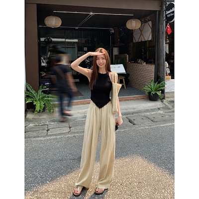 ハイウエストのカジュアルなワイドパンツの女性は春にゆったりしていてやせています