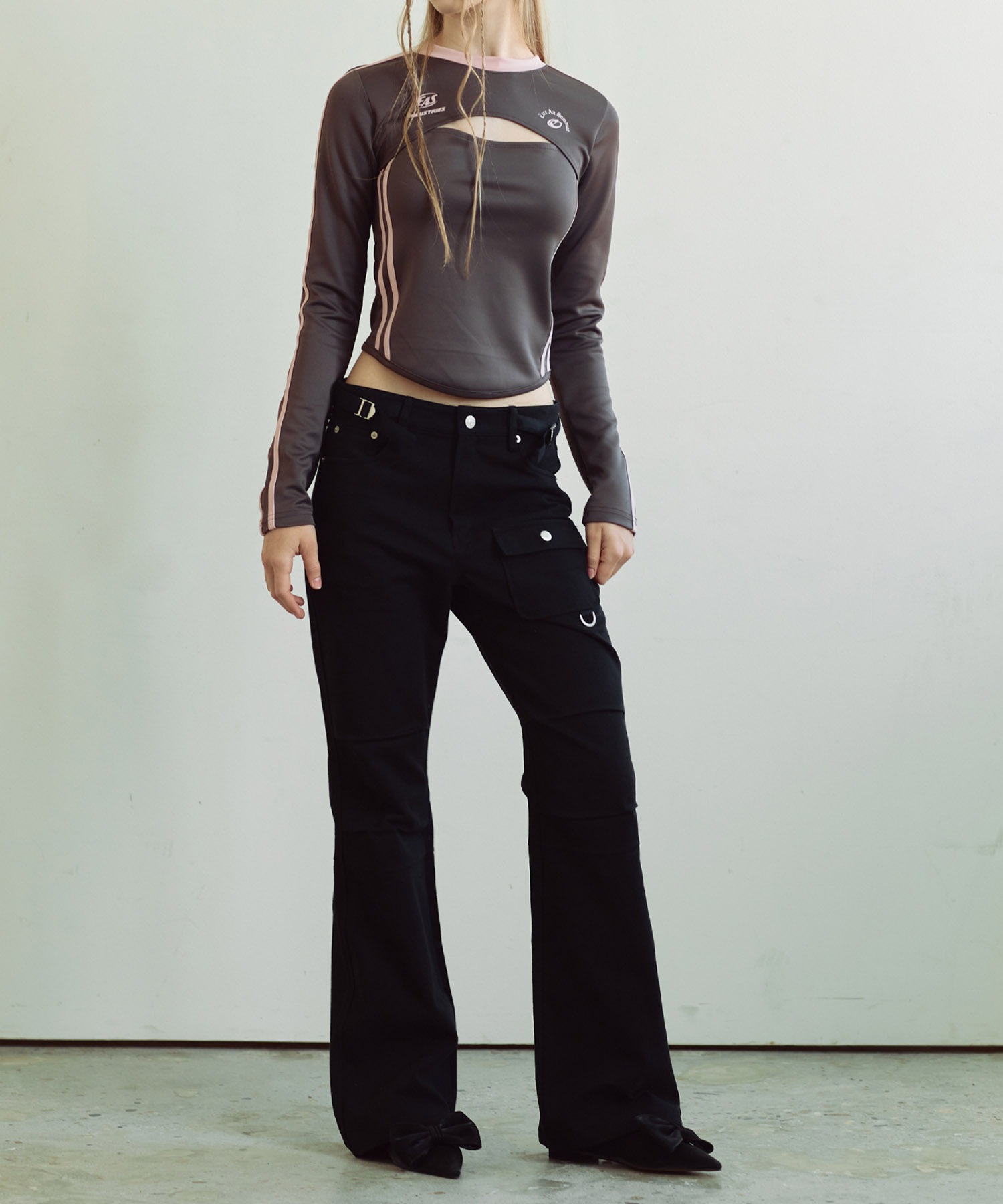 カーゴ ピンタック ブーツカット パンツ (ブラック)