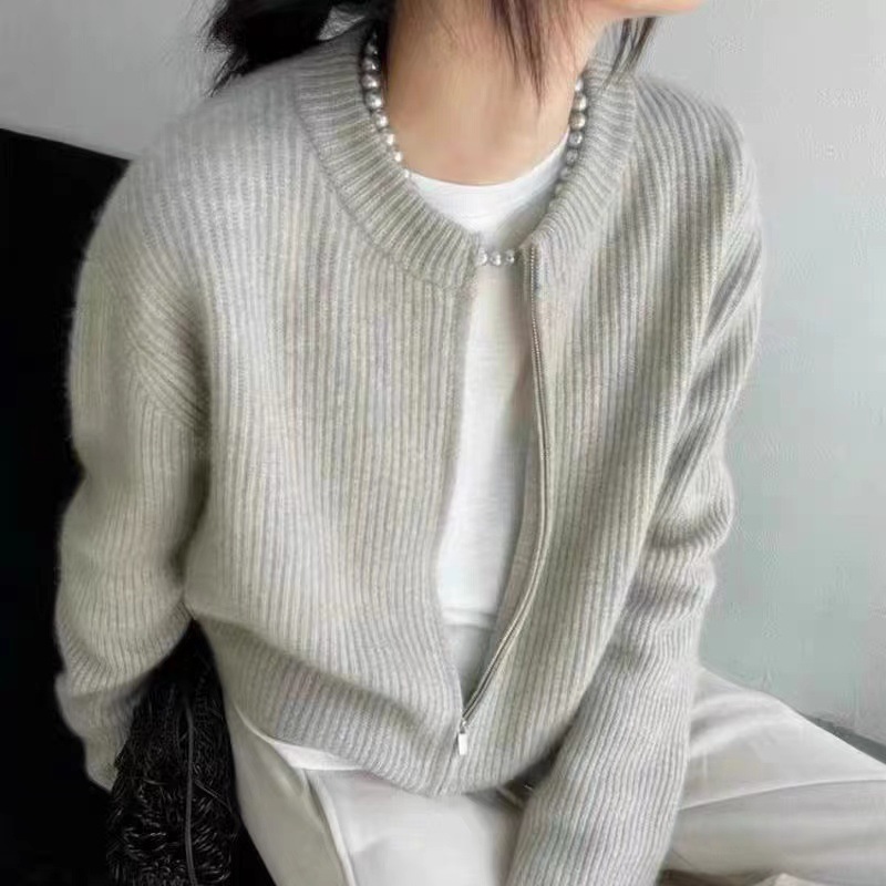 秋冬の柔らかいモチモチのウールウサギの丸首がゆったりしていてやせています