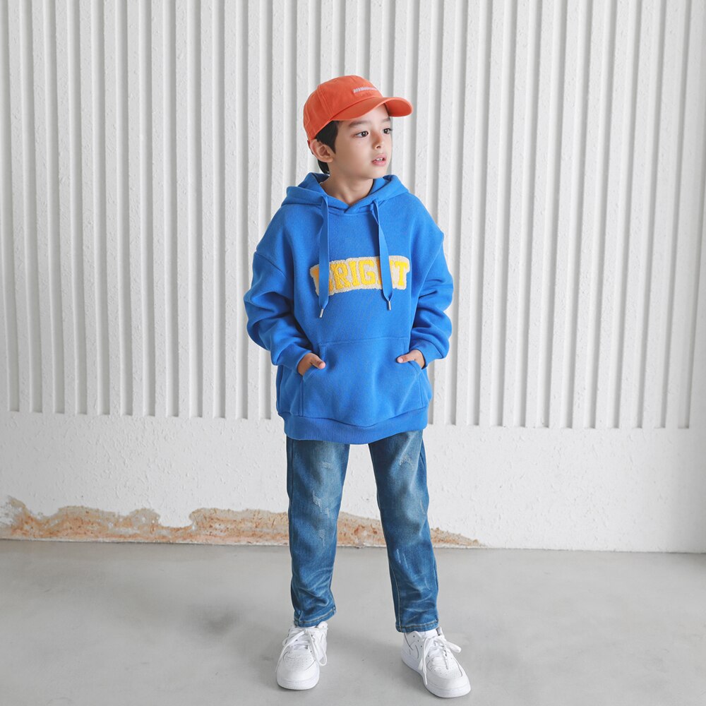 ブルーデニムカラーにおしゃれなウォッシングでポイントに余裕のあるストレートフィットで魅力的なデイリーデニムパンツ