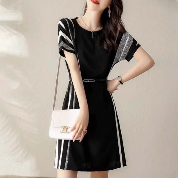 レディース ワンピース 膝上 半袖 クルーネック 襟なし Aライン ウエストマーク ウエストリボン 大人可愛い きれいめ シンプル 上品 おしゃれ こなれ感 ラフ モダン 主役級 存在感 都会的