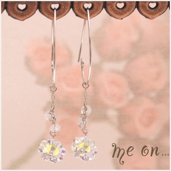 me on... K10ホワイトゴールドおしゃれなデザインフックにボタンカットされたブルームーン角度によって変わるイエローカラーのクリスタル花モチーフがキュートなフックピアス 発送目安：２３週