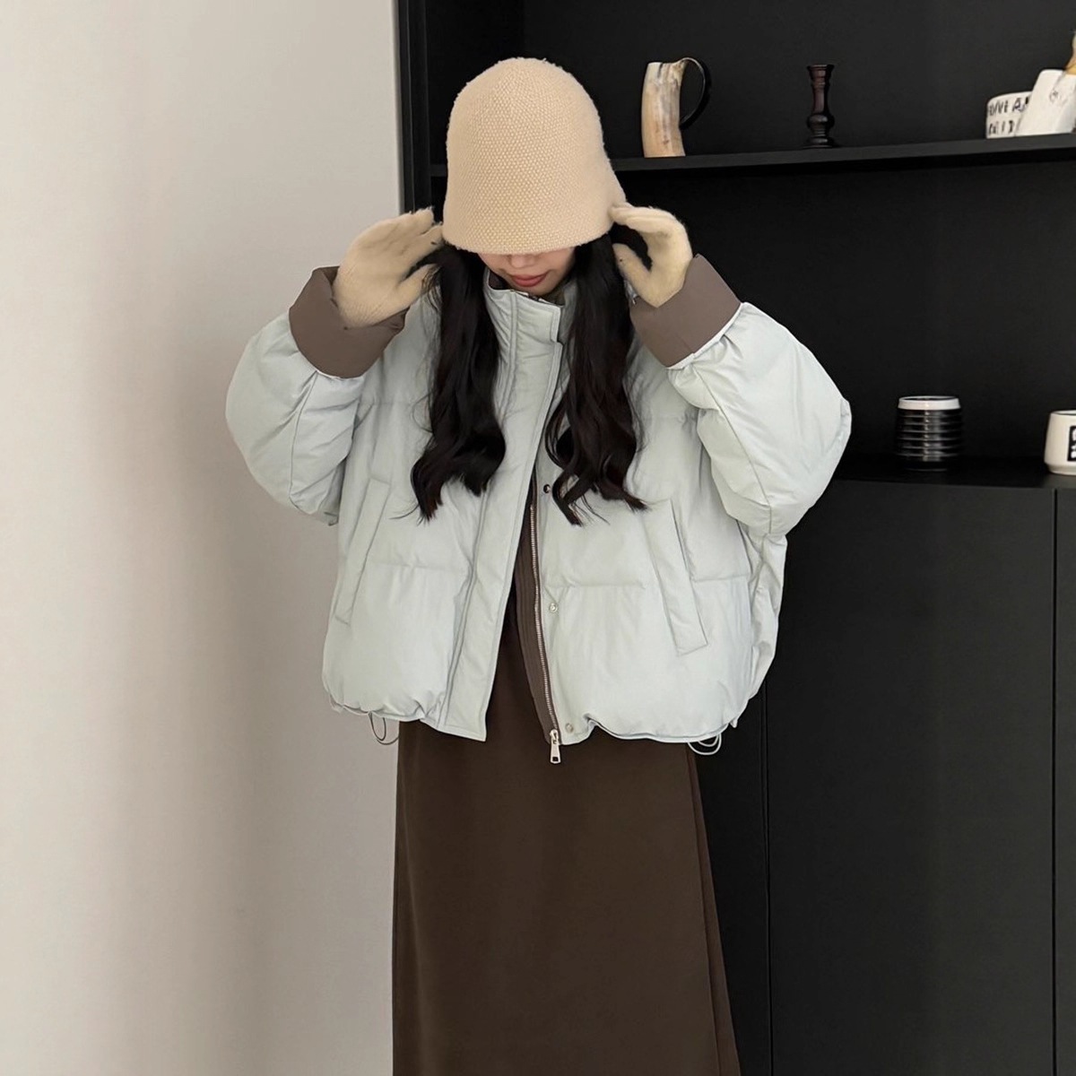 デザインセンスのあるホワイトダックダウンショートダウンジャケットレディース2025年冬新作厚手スイートコントラストカラー韓国風パファージャケット
